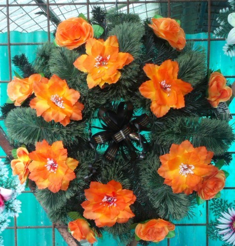 Coroana din brad artificial mare cu trandafir si crin portocalie