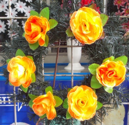 Coroana din brad artificial mic cu trandafir portocaliu 6 buc