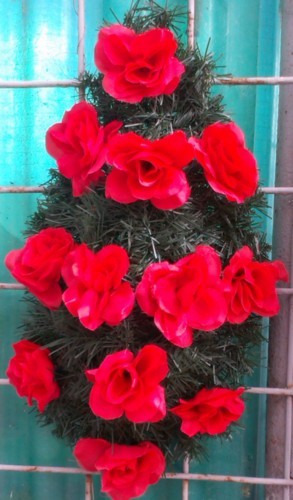 Coroana din brad artificial mic cu trandafir rosu 12 buc