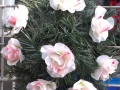 Coroana din brad artificial mediu cu trandafir alb 8 buc