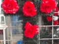 Coroana tip cruce din brad artifical cu trandafir rosu