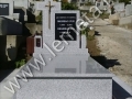 Cadru si monument din granit gri deschis, cu placa neagra din granit negru gravat, cruce din bronz