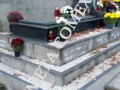 Cadru si monument din granit gri inchis, cu trepte din mozaic