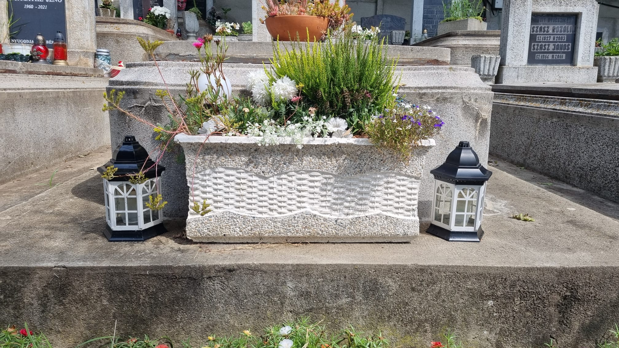 Felinar funerar decorativ alb-negru cu geamuri și suport pentru lumânare LED sau clasică - imagine 3
